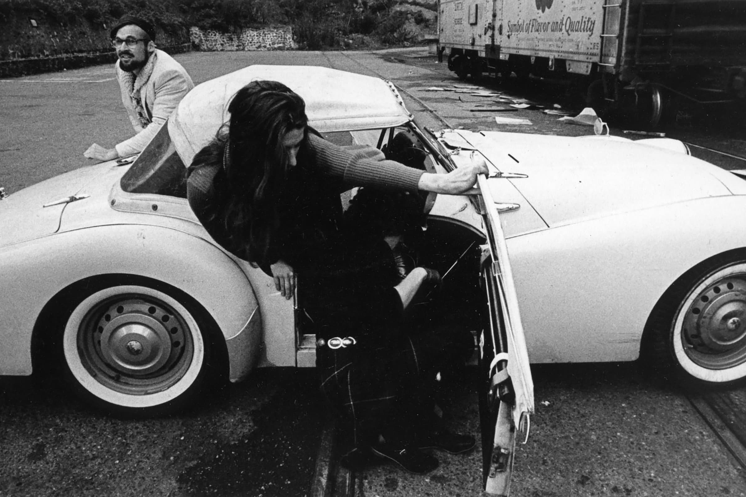A black-and-white photograph documenting the San Francisco Dancers’ Workshop with University of California, Berkeley architects during Automobile Event in Berkeley in 1962. The image shows dancers and participants interacting with automobiles as part of the performance, bringing movement, architecture, and the everyday environment together. The photograph captures Halprin’s experimental approach to choreography beyond the traditional stage and his collaborations with architects.